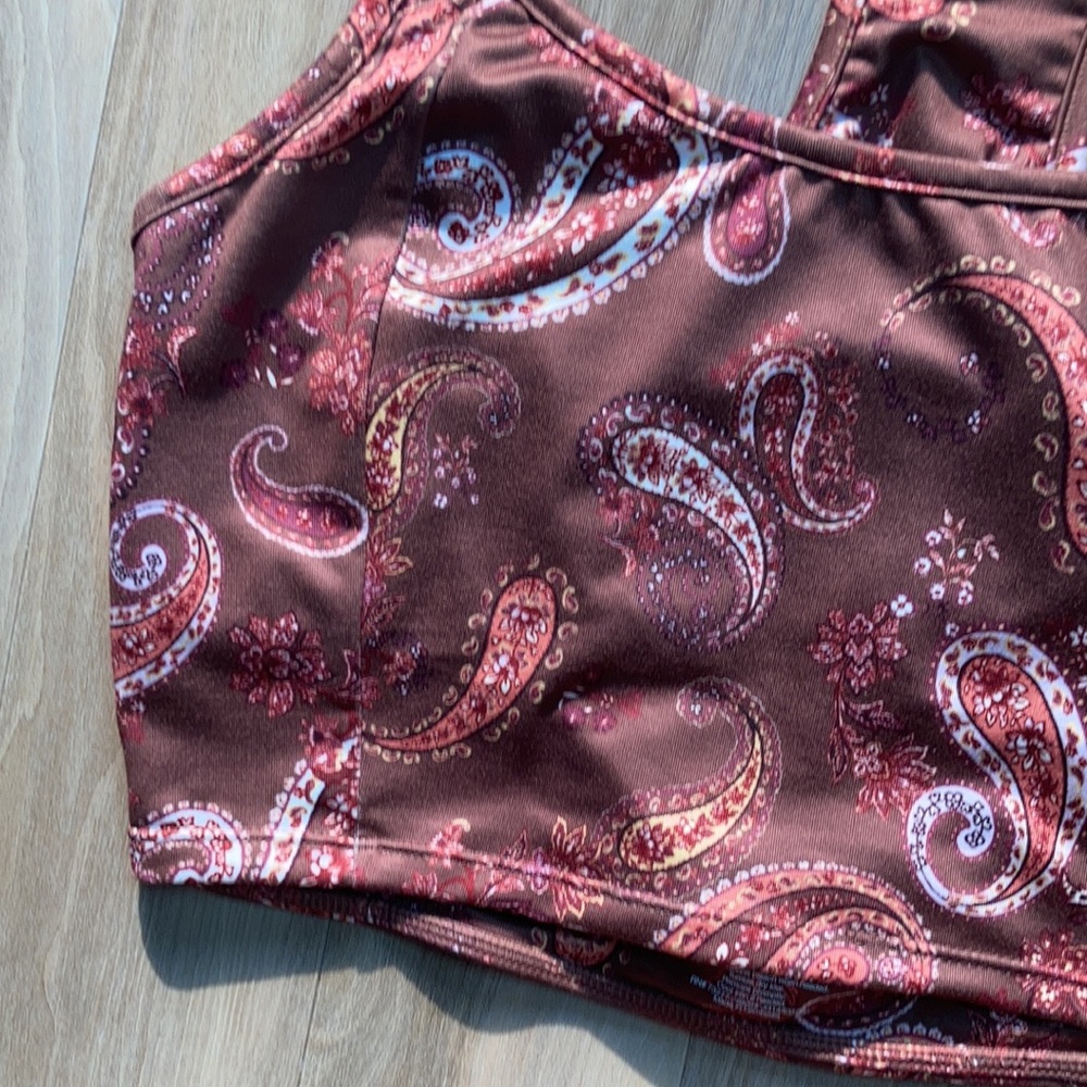 3/$15 SO top sporty scoop neck paisley print top shelf bra & cut out boho casual - Picture 5 of 14